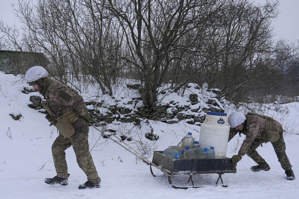 烏克蘭局勢持續緊張，烏國士兵27日在盧甘斯克前線地區進行飲水補給作業。美聯社