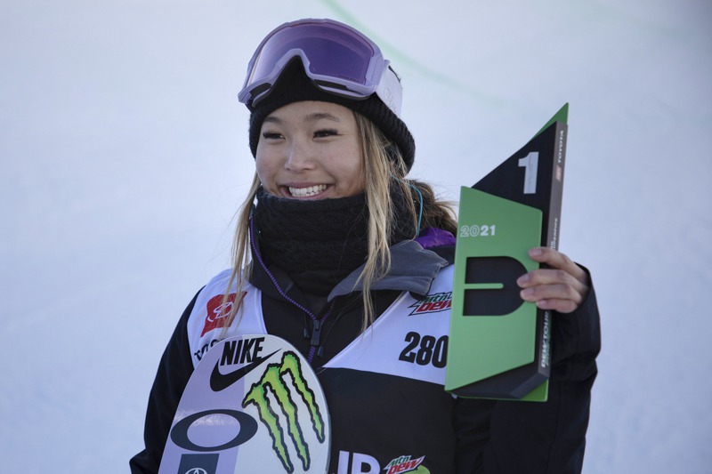 現年21歲的美籍韓裔單板滑雪好手金善（Chloe Kim）2018年勇奪平昌冬奧女子半管金牌，成為史上最年輕的單板滑雪金牌得主。圖為她2021年12月獲美國露水巡迴賽單板滑雪女子U型場地冠軍。美聯社