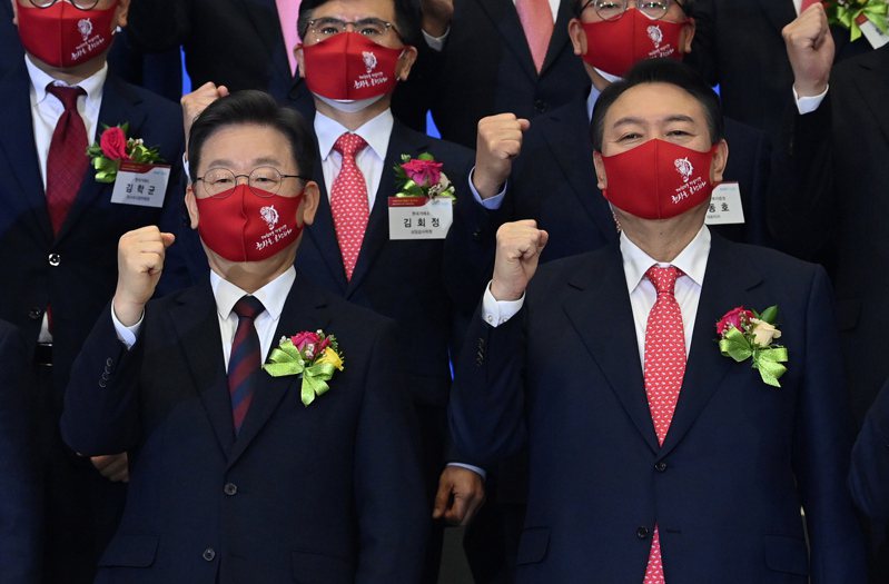 南韓民調機構「南韓蓋洛普」28日發布民調顯示，執政黨共同民主黨候選人李在明（左）與最大在野黨國明力量黨候選人尹錫悅（右），支持度均為35%。歐新社