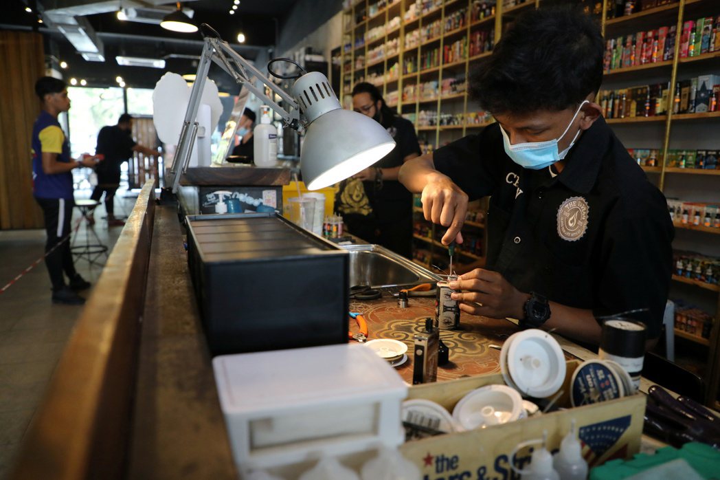 在吉隆坡某間電子菸商店中，員工正在修理電子菸。路透