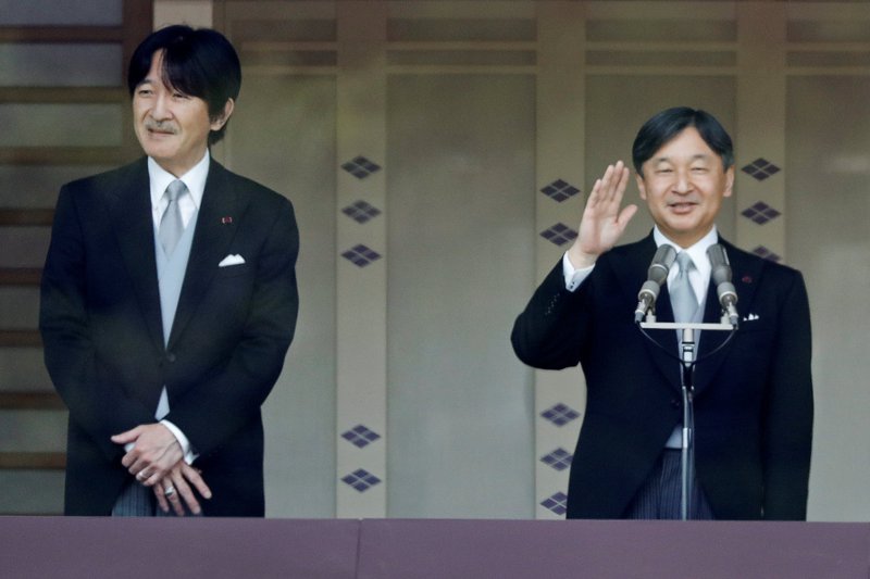 日皇德仁（右）與皇嗣文仁（左）2019年5月4日在東京皇居向民眾致意。路透