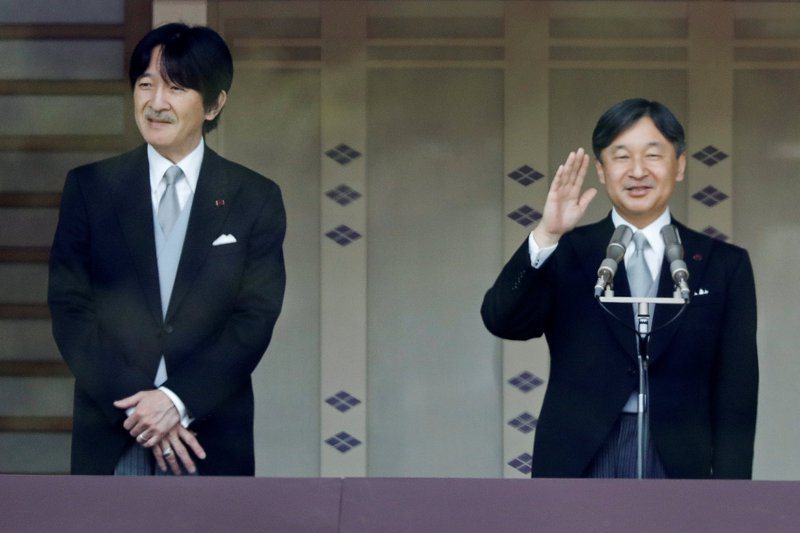 日皇德仁（右）與皇嗣文仁（左）2019年5月4日在東京皇居向民眾致意。路透