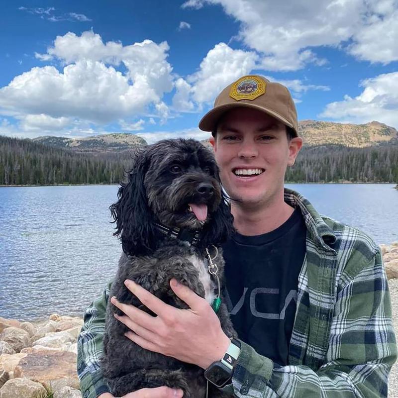 美國亞利桑那州一名21歲男子雅各柏森（Richie Jacobson）日前和友人一起徒步登山，結果雅各柏森獨自走到懸崖邊拍照失足慘摔210公尺身亡。截自臉書