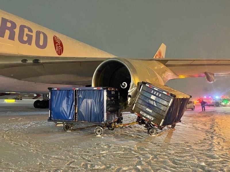 華航747-400F貨機降落芝加哥機場後碰撞地面行李盤櫃造成受損。網友提供
