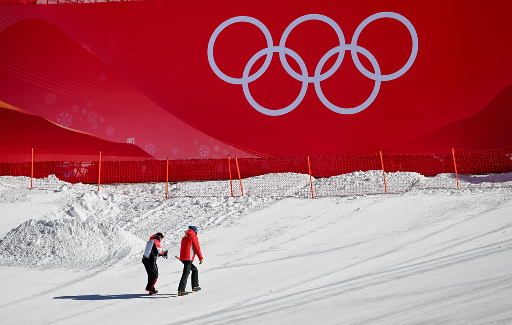 北京冬奧下周五就將登場，隨著相關人員陸續抵達，新冠確診人數也不斷增加。圖為工作人...