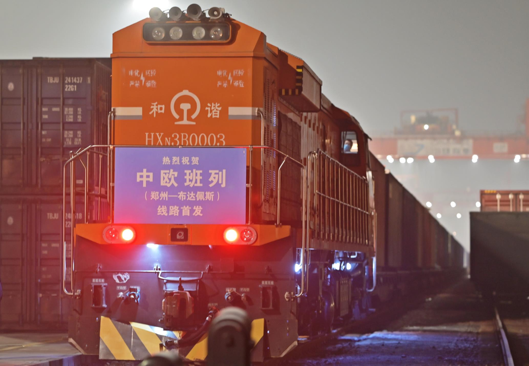 圖為1月28日，X8003次中歐班列從河南鄭州啟程，滿載著機械設備配件等貨物駛往...