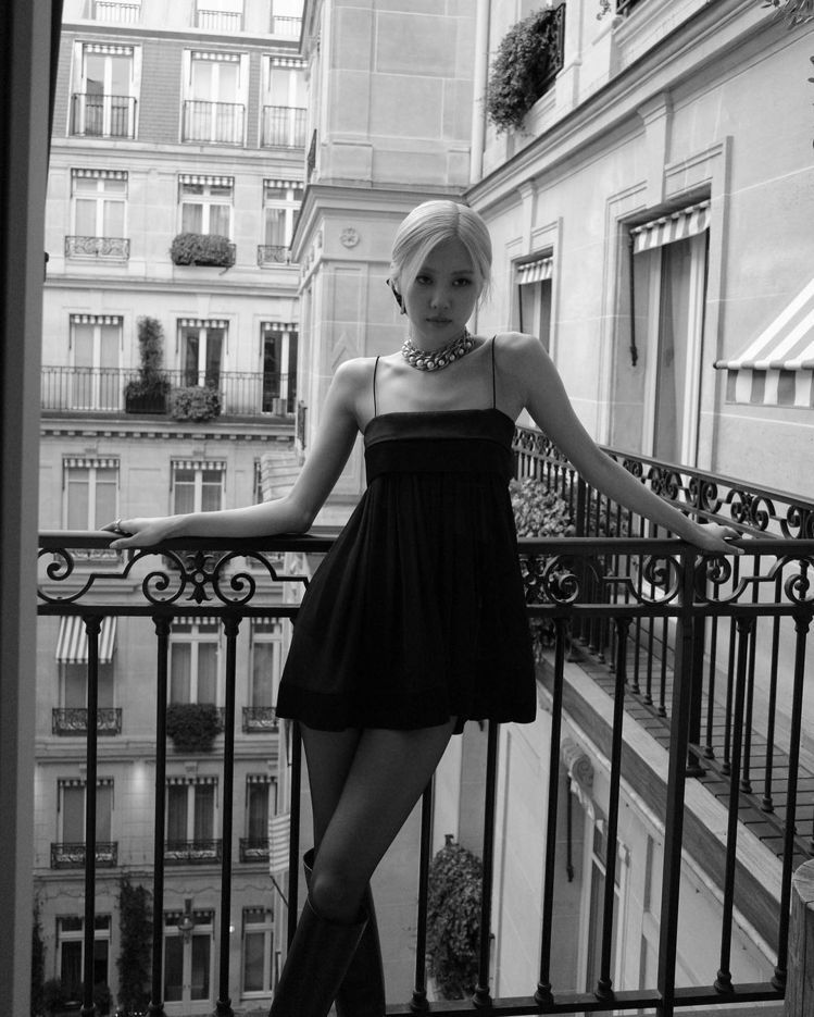 在Saint Laurent時裝秀穿的細肩帶透膚黑色洋裝搭配長靴，同樣也是俏皮又性感。圖／摘自IG 吳曉涵