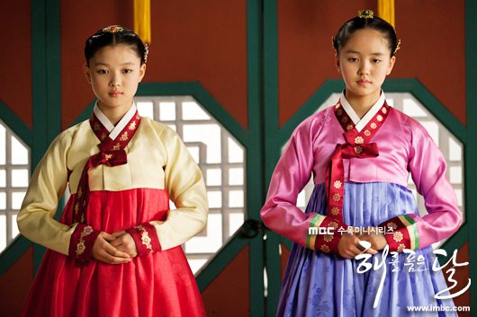 《擁月》女童演們，由左至右為金裕貞、金所炫。圖／擷自MBC