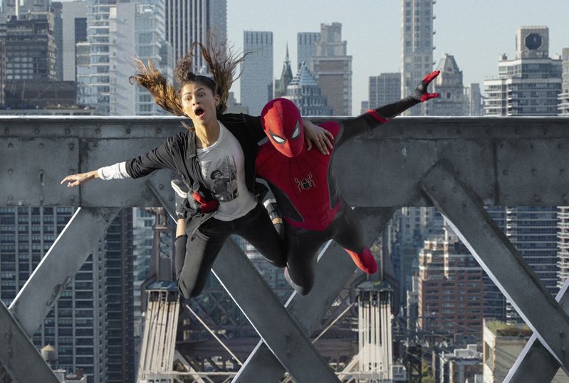 「蜘蛛人：无家日」去年12月中上映，美加地区开映週末进帐2.6亿美元，缔造影史第2高纪录；全球票房收入突破15亿美元，打进影史前10名，稳坐疫情流行时代票房冠军。美联社，索尼影业提供(photo:UDN)