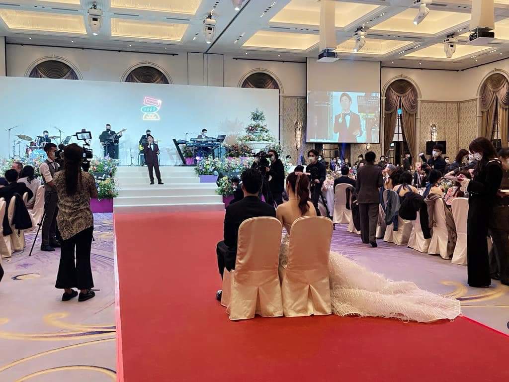 吳姍儒婚禮全程都面對舞台端坐。圖／摘自臉書