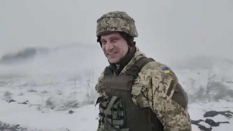 烏克蘭正面臨俄羅斯在兩國邊境陳兵12萬的威脅，但德國面對烏國求助10萬頭盔跟防護背心，就只宣布提供5千軍用頭盔。畫面翻攝：IG/vitaliyklitschko