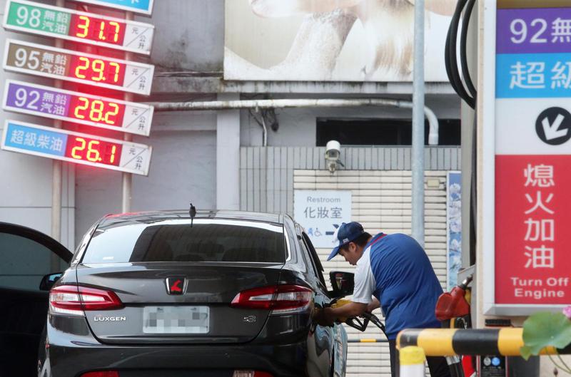 經濟部及台灣中油將在春節期間實施凍漲措施，因此本周國內汽柴油將維持原價。示意圖。圖／聯合報系資料照片
