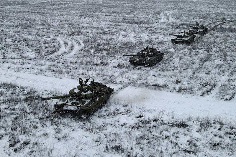 現代化的俄軍已是普亭外交政策中的關鍵工具，圖為27日在靠近烏國邊境的卡達莫夫斯基靶場進行演習的俄軍T-72B3主戰坦克。路透