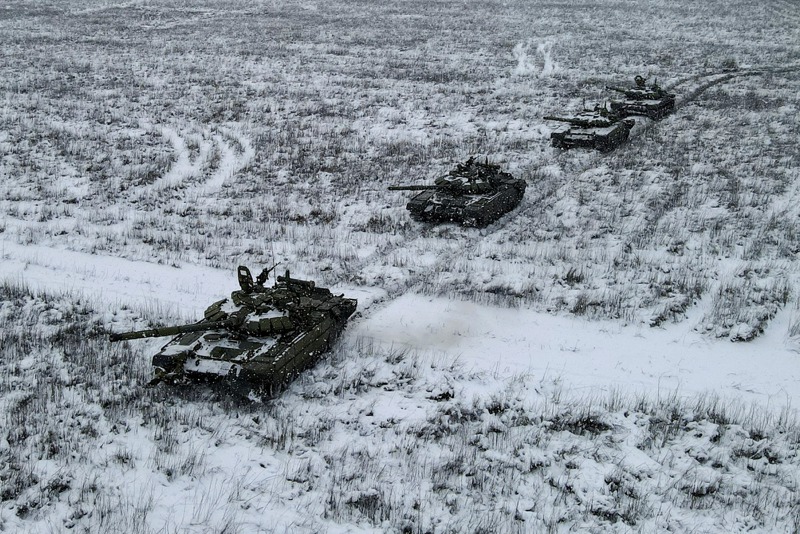 現代化的俄軍已是普亭外交政策中的關鍵工具，圖為27日在靠近烏國邊境的卡達莫夫斯基靶場進行演習的俄軍T-72B3主戰坦克。路透