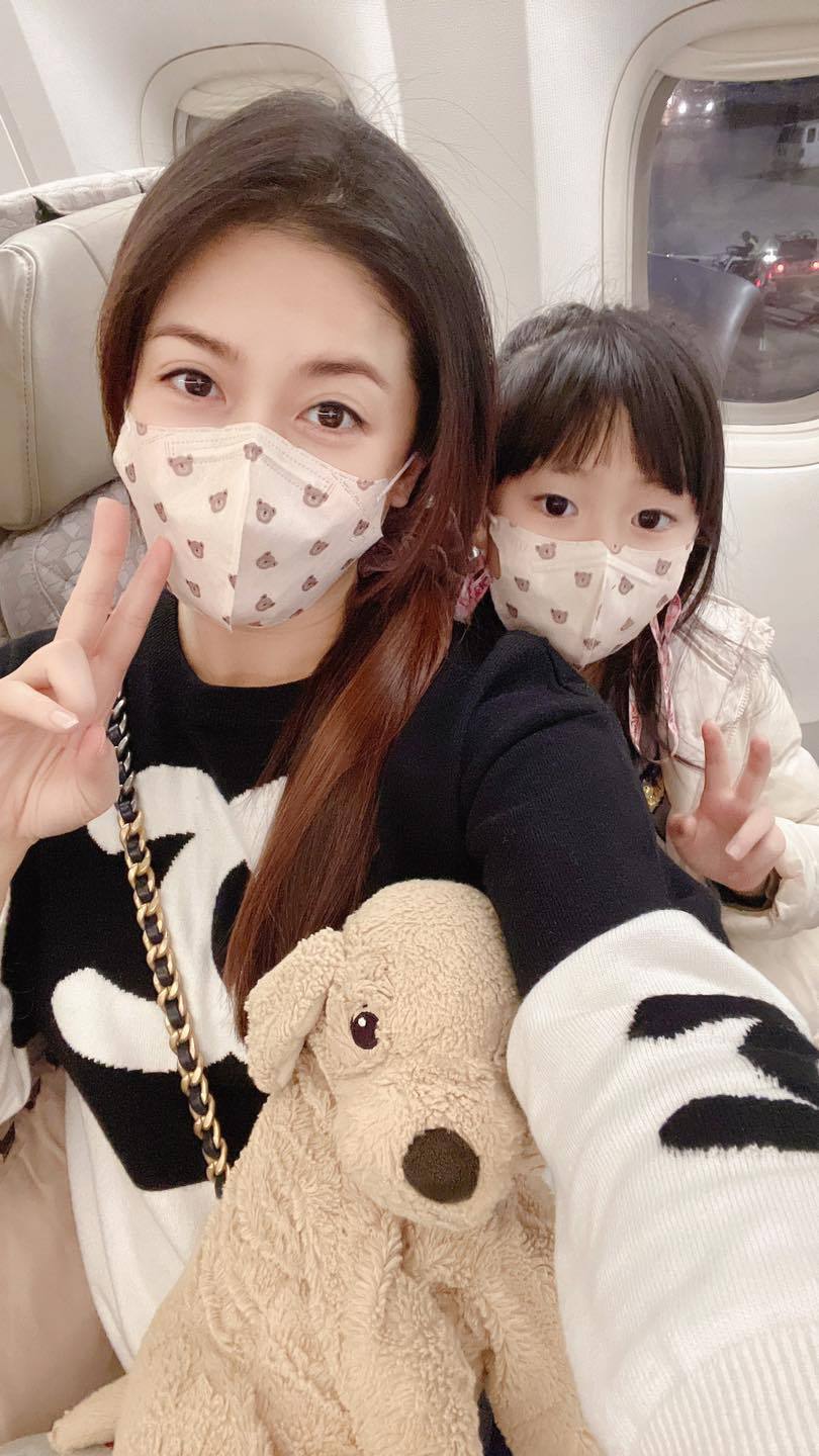 陳海茵帶女兒從美國返台。圖／摘自臉書