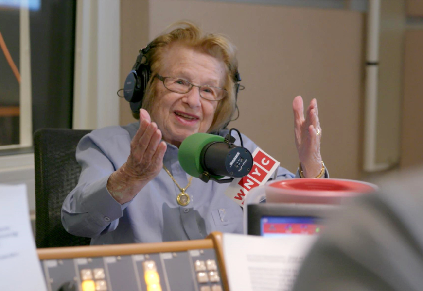 高齡93歲（2022年）的「露絲博士」是美國最有名的性治療師，從80年代起，她在廣播到電視節目大方分享性知識，至今仍然持續活躍於媒體和社交網路。（出自Banger.jp）