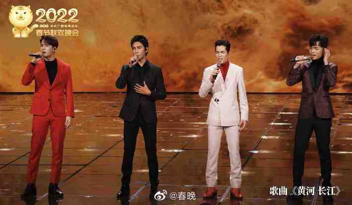 蕭敬騰（左三）與王嘉爾（左起）、陳坤、彭永琛於春晚合唱「黃河長江」。圖／摘自微博