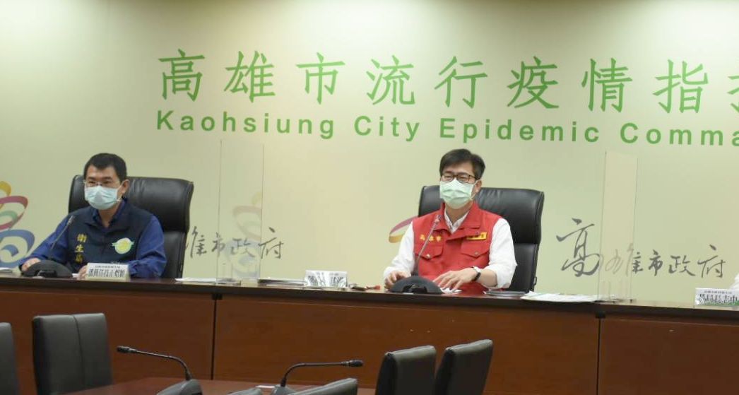 高雄市長陳其邁（右）馬天大年初一主持防疫會議，宣布明天起電影院內禁止飲食。記者陳玫伶／攝影