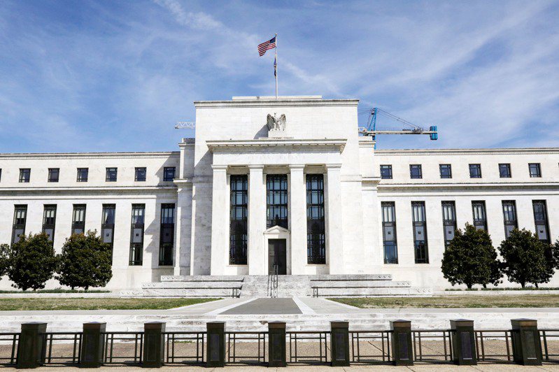 联准会（Fed）主席鲍尔表明今年升息步调会比预期更快之后，华尔街各大银行对于美国央行为了压抑通膨，升息的脚步会跑得多快多远，分别提出极不一致的预测。路透(photo:UDN)