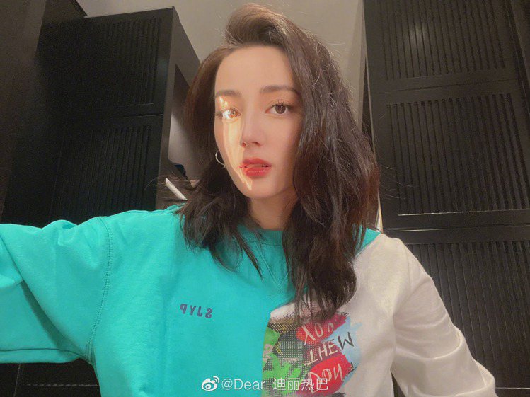 迪麗熱巴詮釋綠色的SJYP衛衣，玩起拍照特效。圖／取自微博