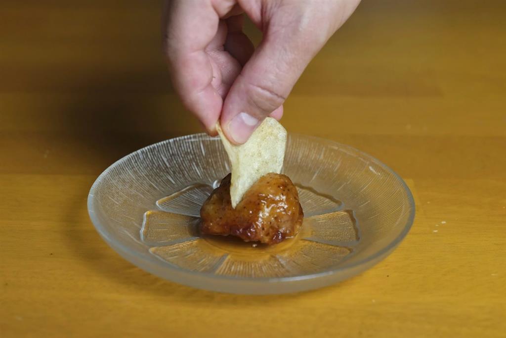 日本2位Panasonic前工程師為了提升銀髮族生活品質與食慾，於2019年9月研發出了「Delisofter（譯：熟食軟化鍋）」，號稱可以把炸雞軟化到用洋芋片也能切開。<br />圖片提供／食力