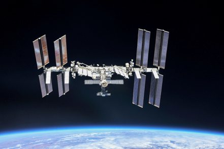 美國航太總署（NASA）1日證實國際太空站（ISS）將繼續運作至2030年底，隨後墜入太平洋最偏遠地點的海中太空墳場，未來的太空研究將由商業太空站接棒。資料畫面。路透