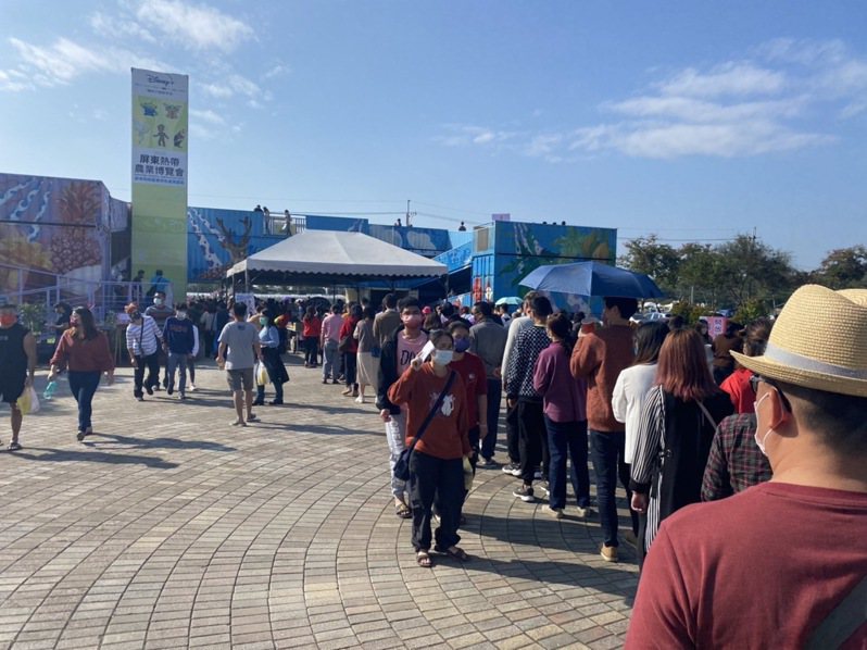 屏東熱帶農業博覽會大年初一湧入近16萬人次，民眾排隊進入熱博。記者劉星君／攝影