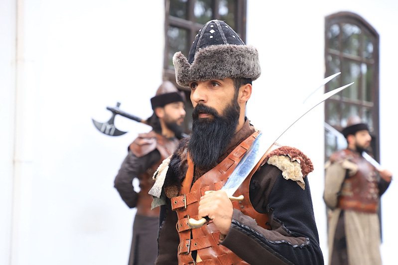 身形魁伟士兵穿戴毛皮帽、皮甲和靴子，手持剑或斧。中央社(photo:UDN)