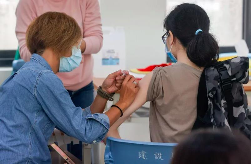 台北市今天上午九點開始，加開「台北市疫苗預約系統」提供BNT疫苗追加劑，2月4、5日9時至17時開放民眾預約。本報資料照片