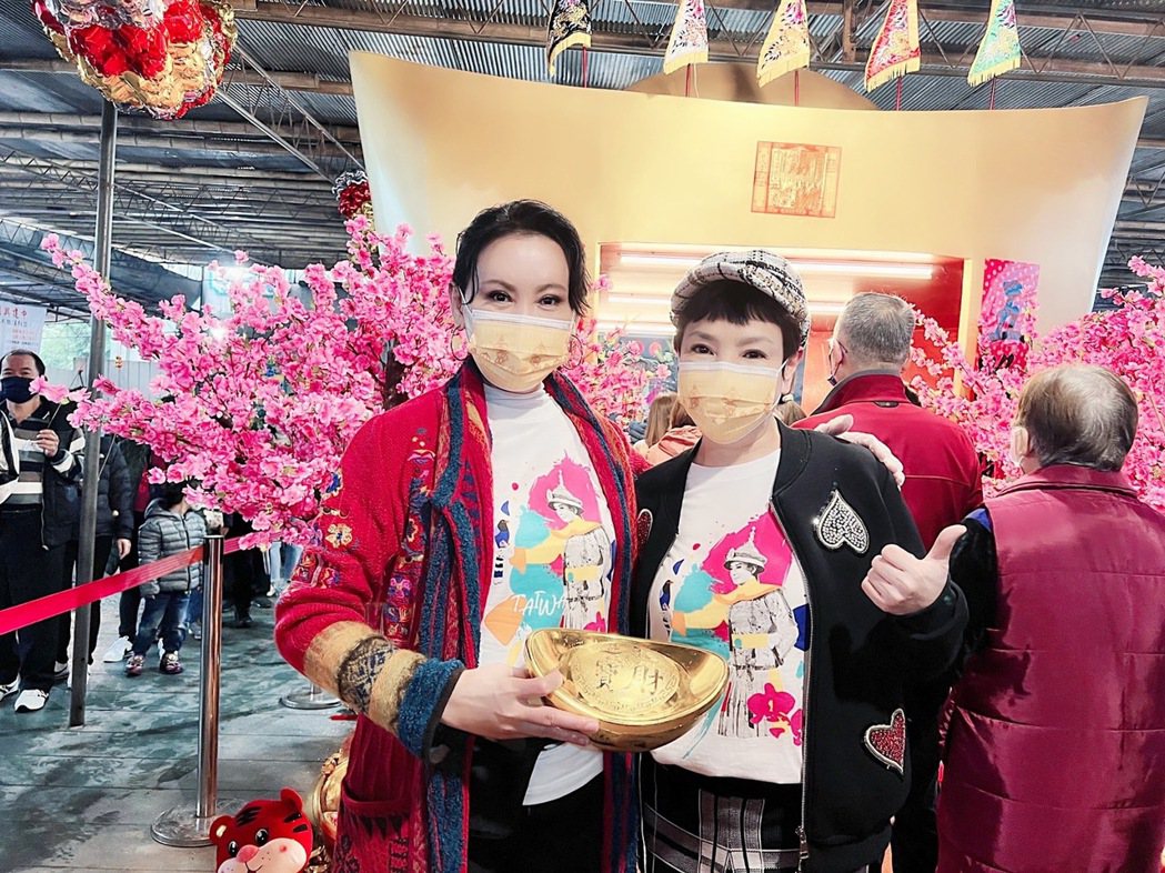 陳亞蘭(左)與紀麗如為「嘉慶君遊臺灣」到金山財神廟宣傳。圖／欣湉國際提供