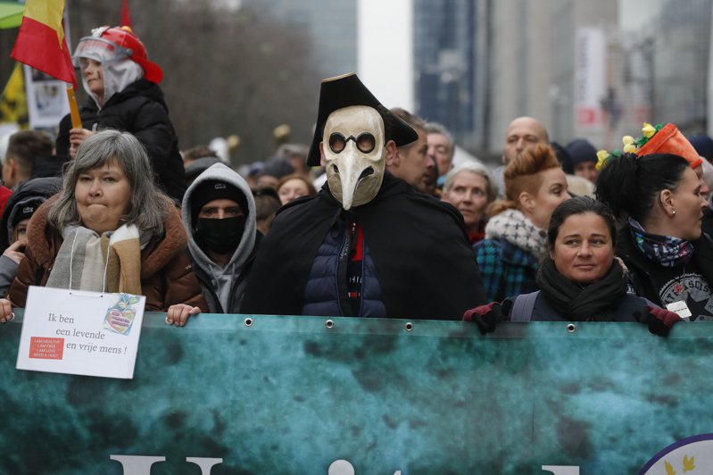 反对防疫限制的民众1月23日在比利时布鲁塞尔游行。图／欧新社(photo:UDN)