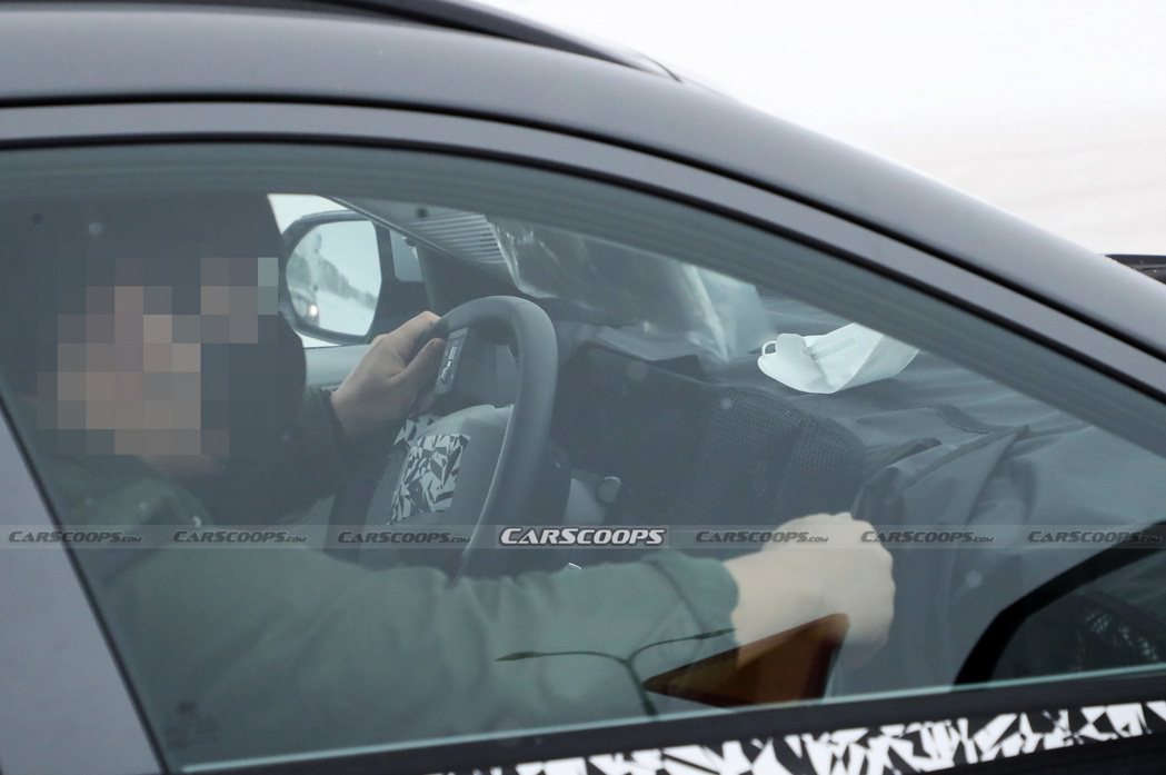 第二代Hyundai Kona車內將改採數位儀表與中控相連的曲面螢幕設計。 摘自...