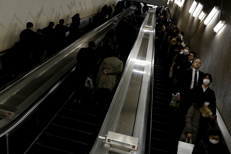 日本電扶梯讓道文化最早是在大阪，當地習慣靠右讓左，在東京的車站搭電扶梯則會靠左讓右。路透