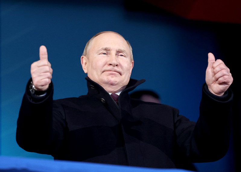 俄国总统普亭4日出席北京冬奥开幕式，对进场的俄国代表队竖起大拇指。新华社(photo:UDN)