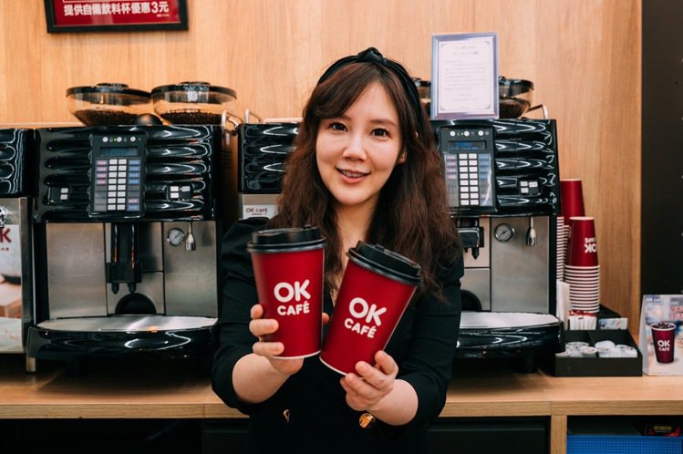 OKmart推出OK CAFÉ開工日單日限定優惠活動，2月7日（周一）當天全台門市大杯莊園級美式咖啡、莊園級拿鐵可享同品項買6杯送6杯。圖／OKmart提供