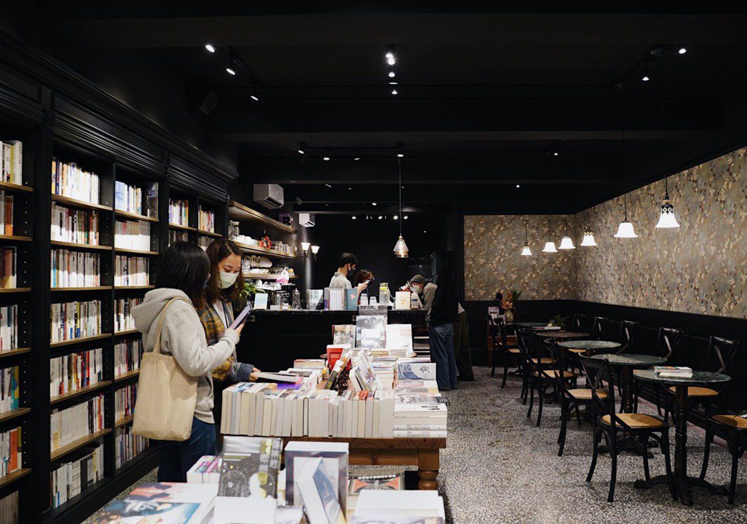 春秋書店創立於2020年，選書以文學及藝術類書籍為主，並提供咖啡、甜點品項。 圖...