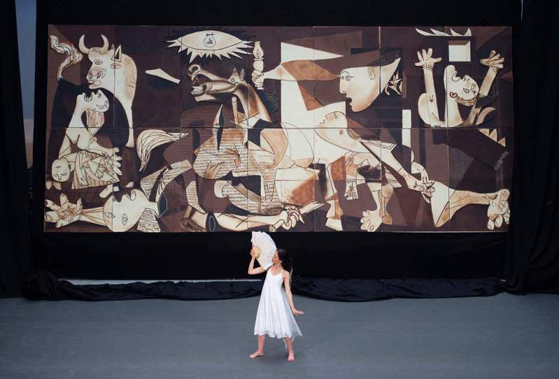 西班牙巨匠毕卡索反战名画「格尔尼卡」复制而成的巨型挂毯，突然无故从联合国墙上消失一年后，持有所有权的洛克斐勒家族让此作品再度挂回联合国显眼的展示位置上。（法新社）(photo:UDN)