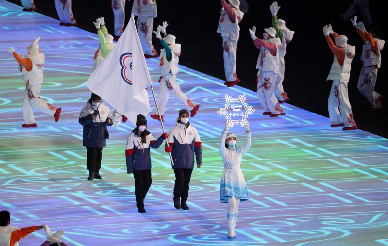 北京冬奧開幕，中華代表團由男子滑雪選手何秉睿（右二）與競速滑冰女將黃郁婷（右三）擔任掌旗官。歐新社