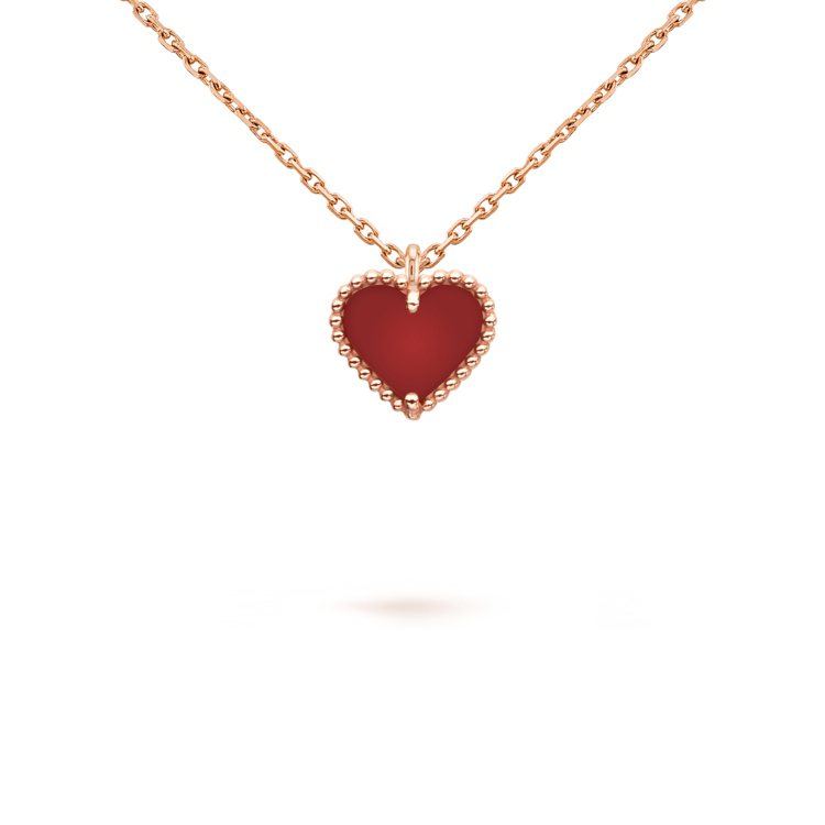 Sweet Alhambra心形吊墜，玫瑰金鑲嵌紅玉髓，約48,500元。圖／梵...