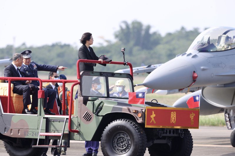美國向全世界傾銷軍火產品，台灣對美採購軍火居全球排名第6。圖為蔡英文總統出席空軍F-16V型機接裝典禮。圖／聯合報系資料照片