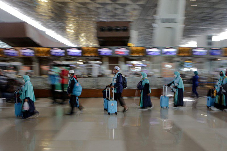 為了減緩由Omicron變異病毒株助長的COVID-19病例激增情況，印尼暫時禁止外籍旅客從雅加達機場入境。圖／路透社