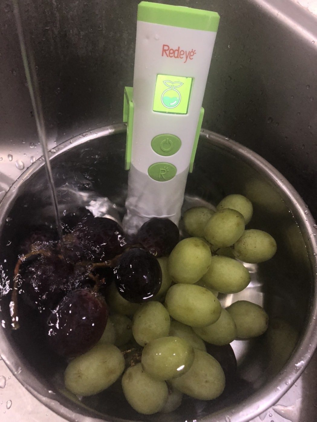 蔬果泡水充份沖洗後無農藥殘留，「蔬果洗淨檢測儀」即亮綠燈。業者／提供