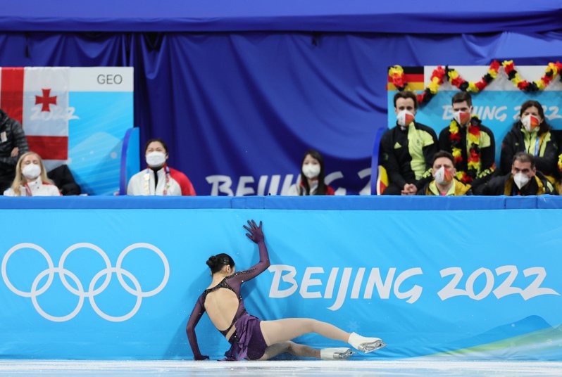 美国加州出生的19岁花式滑冰选手朱易6日在北京奥运为中国队首次亮相，本想在「主场」证明自己却意外发生2次严重失误摔倒，更引起中国网友的一片骂声。新华社(photo:UDN)
