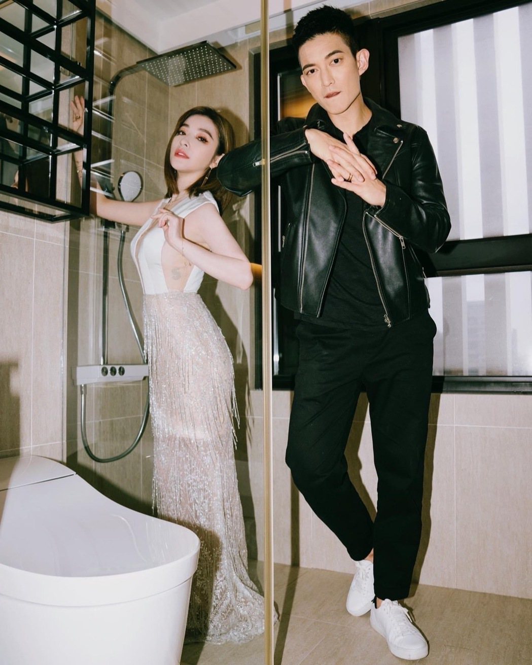 許維恩、王家梁連在浴室拍照都很時尚。圖／摘自臉書