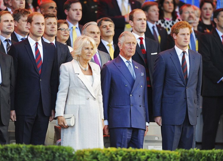 威廉（最前排左起）、卡蜜拉、威廉、哈利一家人有奇妙的心結，影響英國皇室的未來。（路透資料照片）