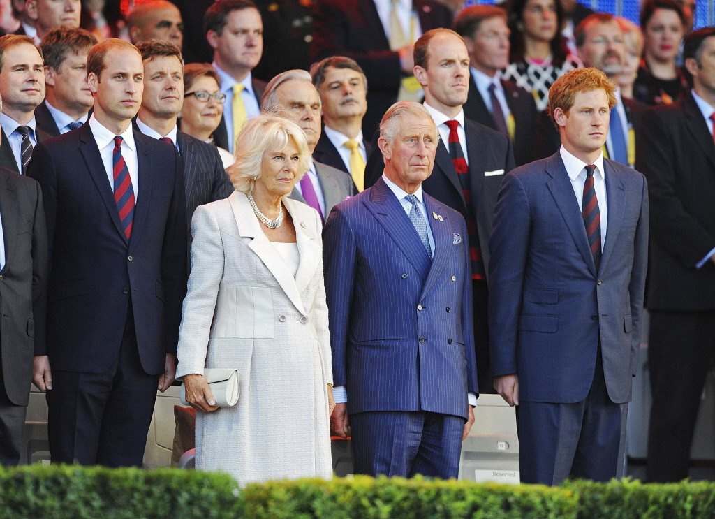 威廉（最前排左起）、卡蜜拉、威廉、哈利一家人有奇妙的心結，影響英國皇室的未來。（...