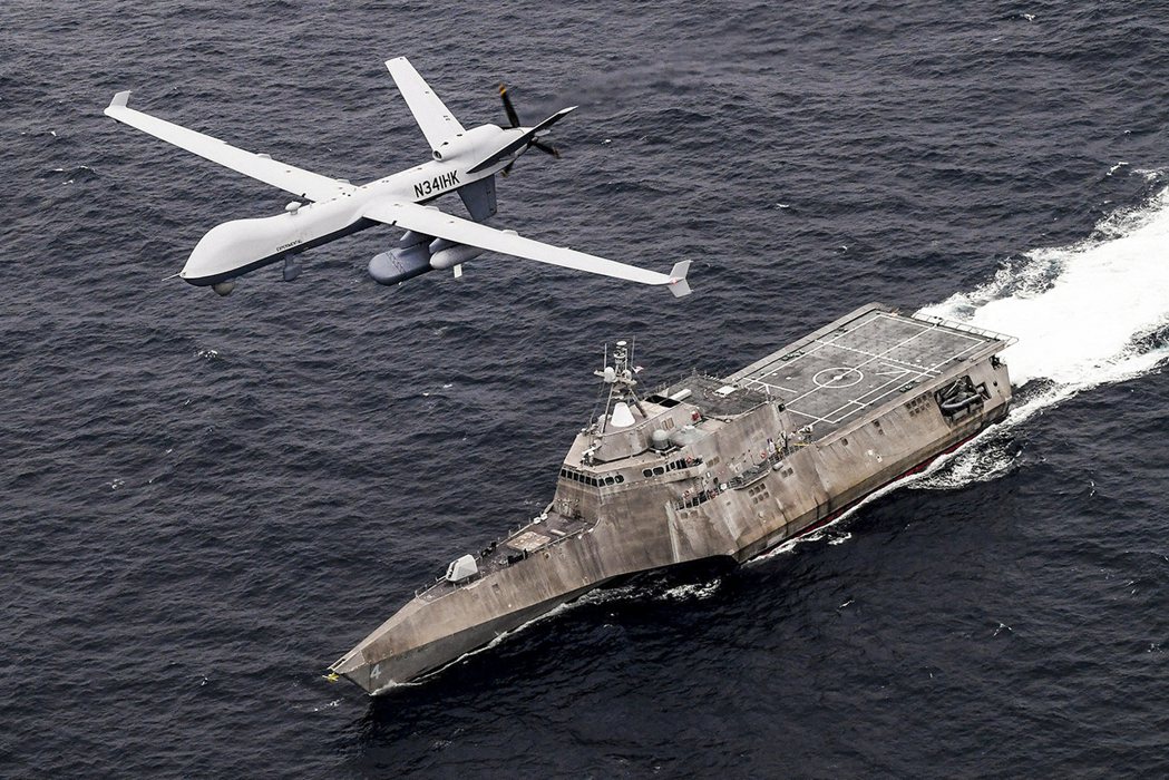 美國海軍的MQ-9海洋監視者無人機與濱海戰鬥艦共同演習。 圖／U.S. Department of Defense