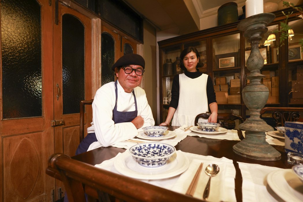 葉裕清幫著女兒一起展開「在家裡」私廚。記者王聰賢／攝影