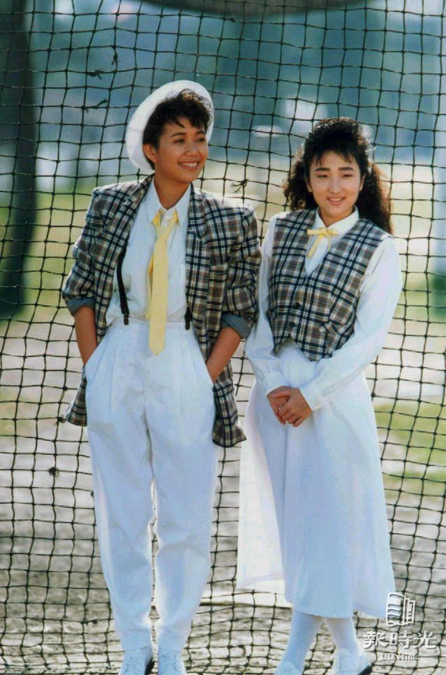 「芝麻」陳艾玲(右)和「龍眼」林育如是歌壇新搭檔。　日期：1988/1/20．攝影：何福慶．來源：聯合報