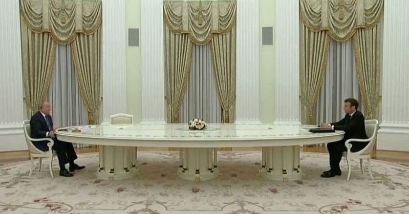 法国总统马克宏7日在克里姆林宫与俄罗斯总统普亭会谈，4公尺长桌意外成为网友迷因吐槽素材。图／取自(photo:UDN)